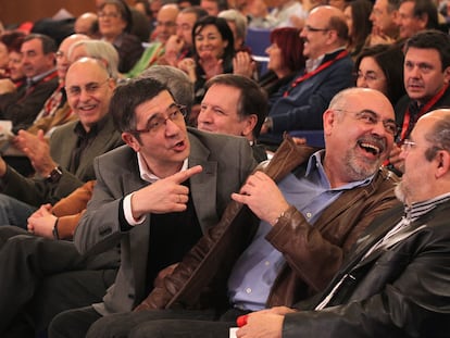 Patxi López hace una observación ante la carcajada de José Antonio Pastor, con Txarli Prieto a la derecha, en el acto socialista de ayer.