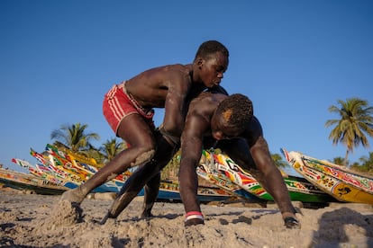 Dos hombres practican lucha senegalesa en una de las playas de Dakar, capital del país.