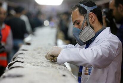 Un científico egipcio trabaja en el proceso de restauración de una pieza de la segunda barca funeraria del faraón Keops.