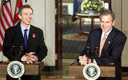 Tony Blair (a la izquierda) y George Bush, durante la rueda de prensa que dieron en la Casa Blanca tras su encuentro.