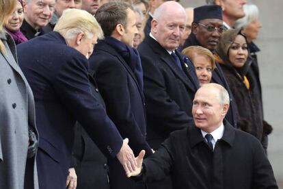 Los presidentes de Estados Unidos, Donald Trump, y de Rusia, Vladímir Putin, se saludan momentos antes del comienzo de la ceremonia, en París.