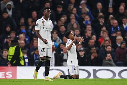 Rodrygo celebra, en presencia de Vinicius, el gol conseguido ante el Chelsea.