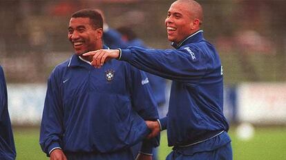Mauro Silva, junto a Ronaldo en un entrenamiento de Brasil previo al Mundial 98.
