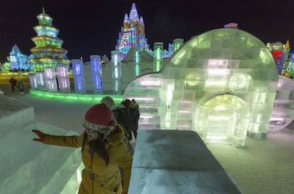 Una niña pasea entre las esculturas de la ciudad de hielo de Harbin.