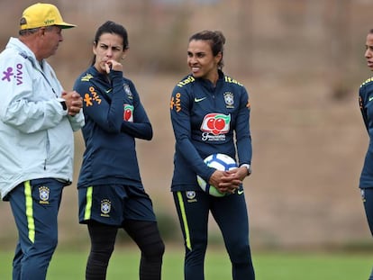 Vadão, técnico da seleção feminina, conversa com jogadoras brasileiras.