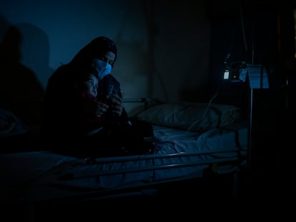 Una mujer y su hija a oscuras en la unidad de pediatría del Hospital Universitario Rafik Hariri, el más grande del Líbano, que enfrenta problemas de suministro eléctrico.