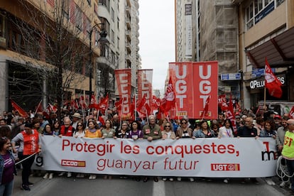 Manifestación del Primero de Mayo en el centro de Valencia, este jueves. 
