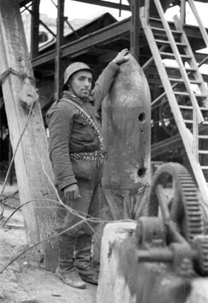 Mariano Arribas, en 1937, junto a una bomba de aviación caída sin explotar.