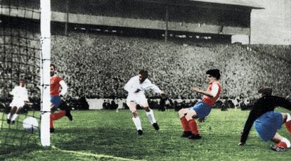 Puskas remata en la final ante el Eintracht de 1960, la cuarta del Madrid.