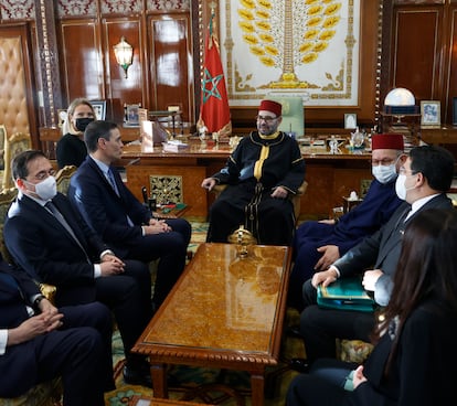 El presidente del Gobierno español, Pedro Sánchez, y, a su derecha, el ministro de Asuntos Exteriores, José Manuel Albares, acompañados por el embajador de España en Marruecos, Ricardo Díez-Hochleitner, se reúnen con el rey Mohamed VI de Marruecos (en el centro), en el Palacio Real de Rabat.