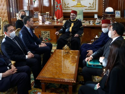 El presidente del Gobierno español, Pedro Sánchez, y, a su derecha, el ministro de Asuntos Exteriores, José Manuel Albares, acompañados por el embajador de España en Marruecos, Ricardo Díez-Hochleitner, se reúnen con el rey Mohamed VI de Marruecos (en el centro), en el Palacio Real de Rabat.