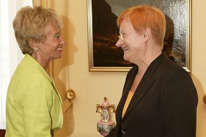 María Teresa Fernández de la Vega y Tarja Halonen, en el palacio presidencial de Helsinki.