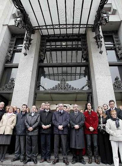 Alberto Ruiz Gallardón guarda silencio junto al resto de la corporación municipal.