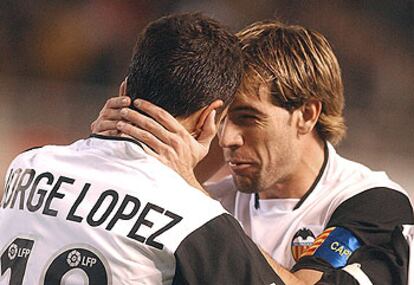 El capitán del Valencia, David Albelda, felicita a su compañero, Jorge Lopez, tras haber marcado este el primer gol al Zaragoza.