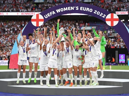 Las jugadoras de Inglaterra celebran su victoria en la Eurocopa este domingo en Wembley.