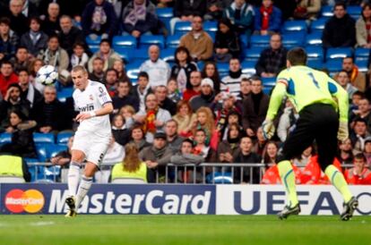 Benzema remata para marcar el cuarto gol del partido de la Sexta jornada de la primera fase de la Liga de Campeones, Real Madrid 4 - Auxerre 0, en el estadio Santiago Bernabeu, Madrid.