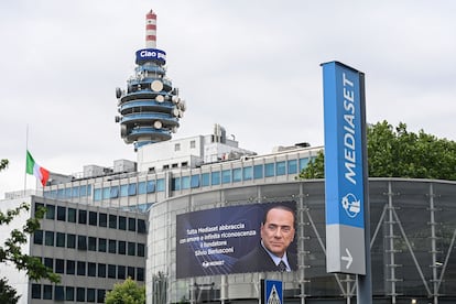 La sede central de Mediaset, en Cologno Monzese, despide con un gran cartel a su fundador, Silvio Berlusconi.