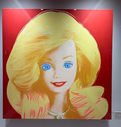 Un cuadro original de Andy Warhol con un retrato de la muñeca Barbie cuelga en las oficinas de Mattel en El Segundo, California.