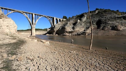 En la foto, el embalse de Entrepeñas de Guadalajara durante la sequía de 2017