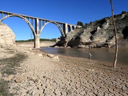 En la foto, el embalse de Entrepeñas de Guadalajara durante la sequía de 2017