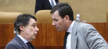 Ignacio González y Tomás Gómez, al término del pleno de la Asamblea.