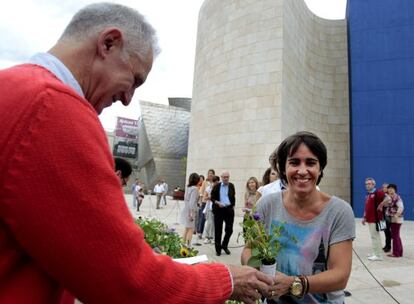 El director del Guggenheim, Juan Ignacio Vidarte, reparte flores con motivo del 16º aniversario que este fin de semana celebra el museo.