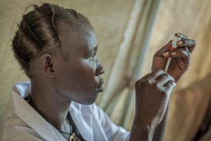 Una trabajadora de MSF prepara una vacuna durante la campaña de MSF en Sudán del Sur.