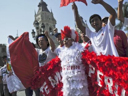 Manifestantes en Per&uacute; frente al Palacio de Gobierno en Lima.