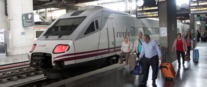 Un grupo de viajeros de uno de los trenes afectados por los ajuste del Gobierno, en los andenes de la estaci&oacute;n de C&oacute;rdoba. 