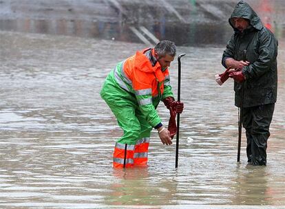 En Bilbao, el metro ha tenido que interrumpir el servicio en varios tramos por las inundaciones provocadas con las lluvias. Los operarios municipales trabajan para poder desatascar las alcantarillas de las zonas anegadas.