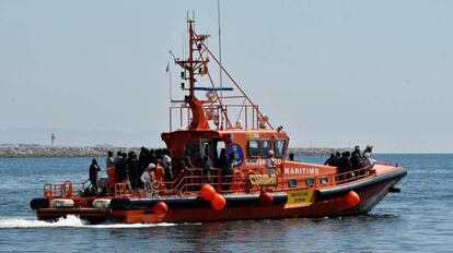 Salvamento Marítimo lleva al puerto de Almería a 56 personas rescatadas de una patera en el mar de Alborán.