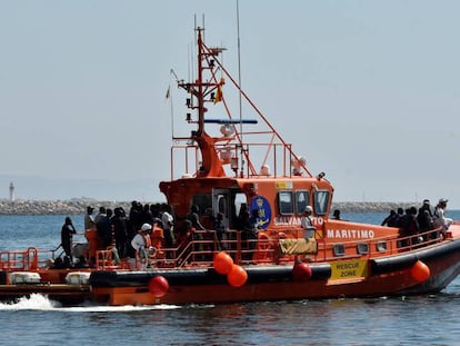 Salvamento Marítimo lleva al puerto de Almería a 56 personas rescatadas de una patera en el mar de Alborán.