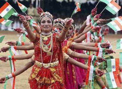 Unas bailarinas danzan durante las celebraciones del 60º aniversario de la independencia de India, ayer en la ciudad de Mahesana.