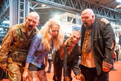 Varios disfrazados de zombis en la convenci&oacute;n del comic en Birmingham, el 18 de marzo.