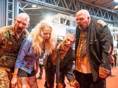 Varios disfrazados de zombis en la convenci&oacute;n del comic en Birmingham, el 18 de marzo.