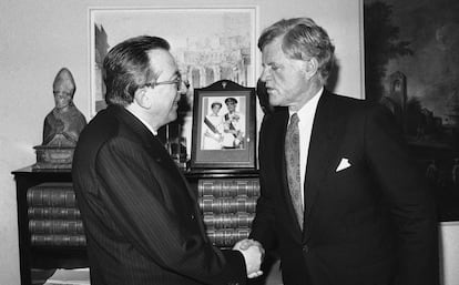 26 de mayo de 1987. Ted Edward Kennedy saluda a Giulio Andreotti, ministro de Asuntos Exteriores italiano, durante una visita oficial a Roma (Italia).