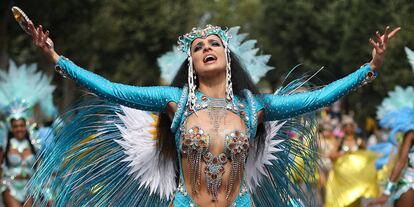 Artistas actúan en el principal desfile del Carnaval de Notting Hill.