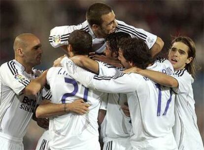 Los jugadores del Real Madrid celebran el gol de Reyes