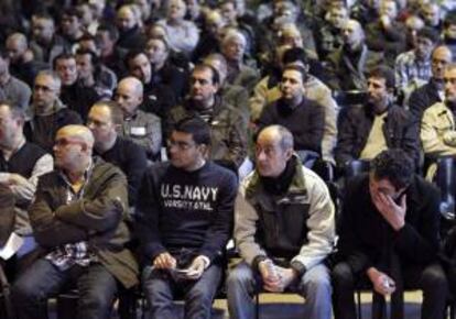 CCOO y UGT convocaron esta mañana a sus afiliados en la empresa automovilística Nissan para debatir y decidir sobre la propuesta alternativa elaborada por los dos sindicatos mayoritarios ante los planes de la dirección.