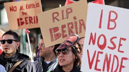 Trabajadores de Iberia protestan en Valencia contra el ERE.