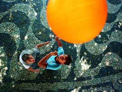 Meninos jogam nas ruas de Manaus.