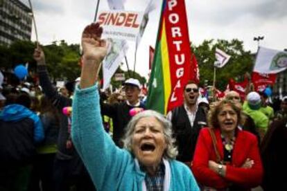 Varios manifestantes sujetan banderas y gritan eslóganes durante una marcha convocada por el sindicato UGT. EFE/Archivo