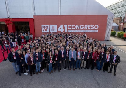 Foto de familia de la delegación del PSOE-A en el Congreso Federal de Sevilla, este sábado. / PSOE-A