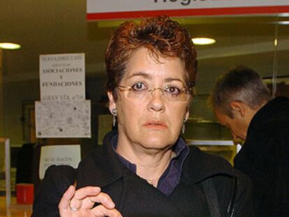 Isabel Serrano muestra firmas recogidas para pedir la dimisión de Lamela.