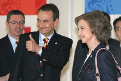 El presidente Zapatero y la Reina, junto al alcalde de Madrid, Alberto Ruiz Gallardón, a la entrada a la sala donde se celebra la asamblea.