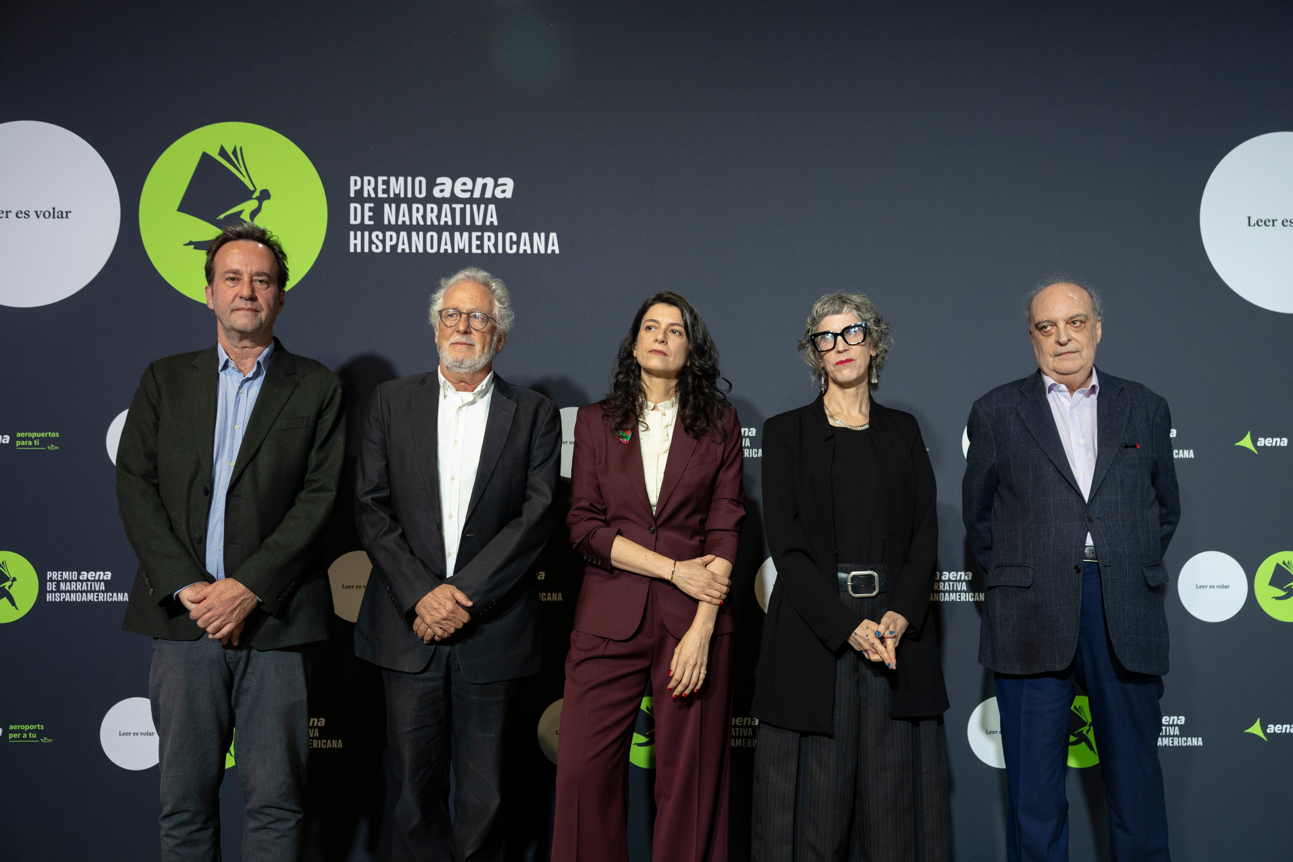 De izquierda a derecha los cinco finalistas: Marcos Giralt Torrente, el colombiano Héctor Abad Faciolince, la argentina Samantha Schweblin, la chilena Nona Fernández, y Enrique Vila-Matas