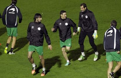 Carlos Martínez, Aduriz y Gorka, en Lezama.