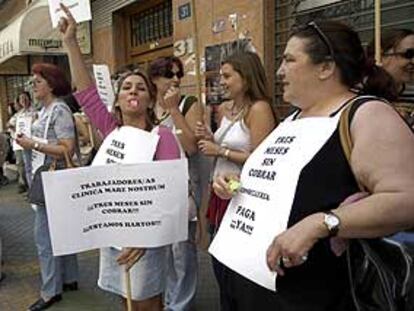 Trabajadores de la clínica Mare Nostrum, ayer durante su protesta frente a la delegación en Alicante de la Consejería de Sanidad.