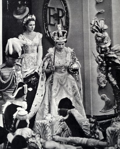 Isabel II en su coronación, en Londres en 1953, con la corona, el cetro y el bastón de mando, vestida con la capa de armiño y un diseño de Norman Hartnell.