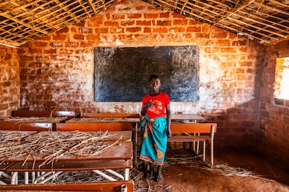 Los ciclones han dejado su rastro en la escuela del pueblo. Algunas aulas tienen las paredes destruidas. El sueño de Joanita es volver al colegio cuanto antes.